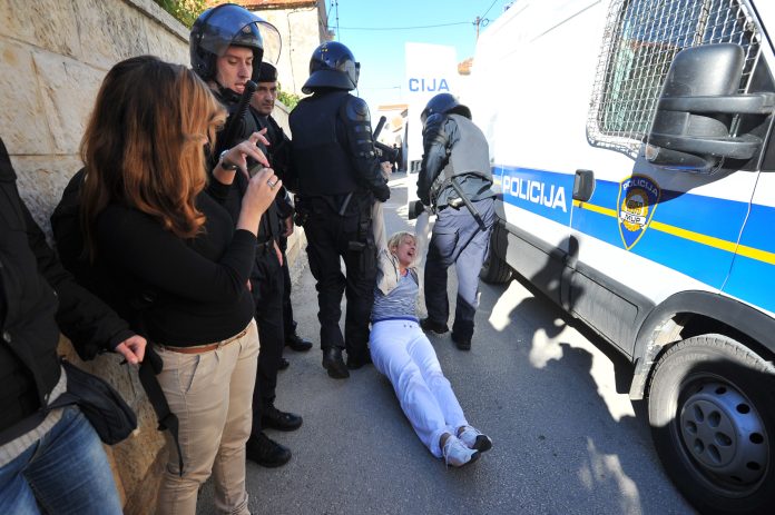 Zadar, 08.11.2012 - Prosvjed potpore obitelji Vukic koja je delozirana zbog poreznog duga