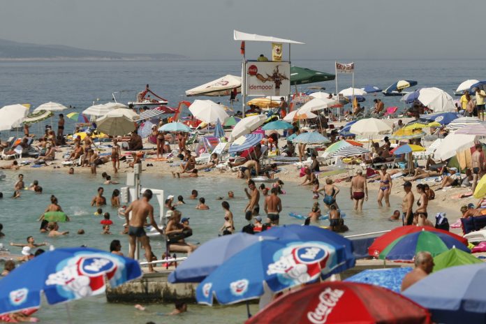Kupaci na plazi u Makarskoj 260811