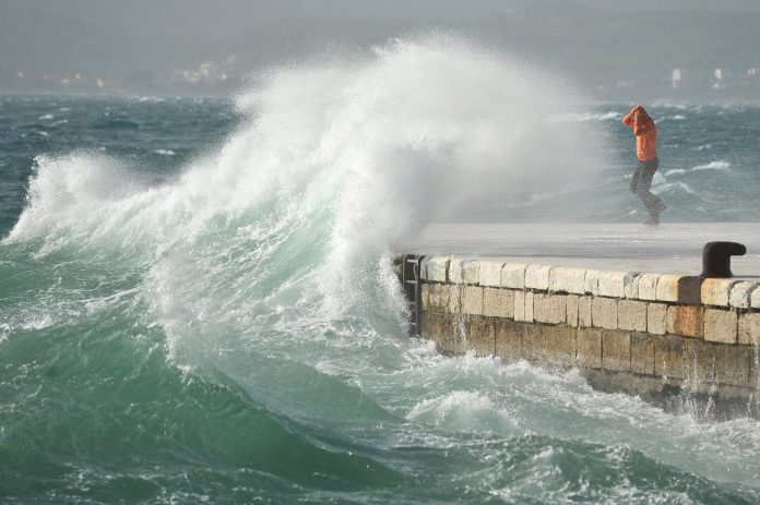 Zadar, 05.11.2014 - Olujno jugo na zadarskom podrucju stvara probleme u pomorskom prometu