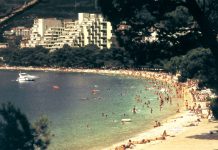 Norvežanu na makarskoj plaži lopov odnio mobitel i novac