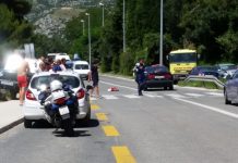 DUĆE U sudaru dva automobila i motocikla, stradala jedna osoba