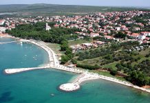 Elektrošokerom nasrnuli na mladića i oteli mu torbu s novcem