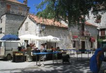 Kaos u Kaštelima: autima ruše konobare jer ne žele platiti parkiranje