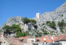 Omiš: S vrha tvrđave skinuo hrvatski barjak i stavio palestinski, privela ga policija