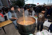 Fešta u centru grada traje čitav dan: na rivi se priprema makarski rižot