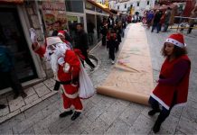 Makarska djeca izradila najdužu božićnu čestitku – duga je 201 metar!