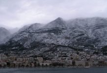 Snijeg nadomak Makarske: zaleđena cesta od Tučepa do Svetog Jure