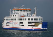 Gori trajekt na putu za Anconu, stotine putnika skaču u more; pomoć još nije stigla