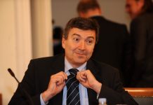 Ministar Mornar obišao derutnu školu u Makarskoj, pohvalio učenika Juru Beusa i obećao: Sanirat ćemo oštećenja!