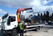 Razulareni starkelja nasrnuo nožem na radnike makarske pauk službe