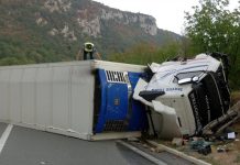 Autocesta kod Zadra zatvorena zbog prevrnutog šlepera