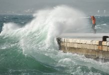 Olujno jugo usidrilo trajekte, katamarane i brodove