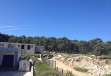 FOTO KRITIKA Gologuzi turisti kampiraju usred Makarske