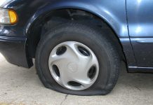 Drvenik Veliki: Policija istražuje tko noću buši gume na parkiranim vozilima