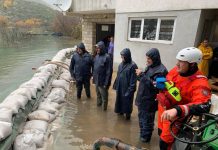 Pripadnici makarskog HGSS-a četvrti dan zaredom pomažu žiteljima Kokorića u borbi protiv poplave