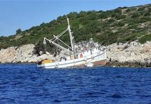 FOTO Kod Dugog otoka se nasukao ribarski brod