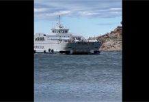 VIDEO Pogledajte kako je zbog jake bure iz trećeg pokušaja trajekt uplovio u makarsku luku