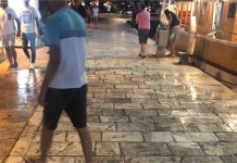 VIDEO KRITIKA Kako je moguće da puknutu cijev na rivi odgovorni iz Makarske obale ne mogu riješiti?