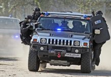 Policajci u civilu glumili su danas goste u poznatom makarskom kafiću, a onda su krenuli naoružani specijalci…