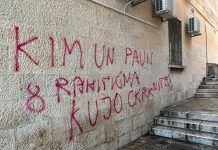 Zoran Paunović poziva građane da obrišu uvredljive grafite sa zgrade Grada Makarske
