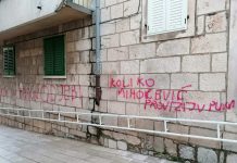 Zgrade SDP-a i Grada Makarske jutros osvanule u grafitima: Paunoviću odje…i!