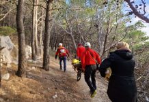 FOTO Neobična akcija spašavanja u Brelima: HGSS-ovci spašavali ženu, a onda je suprug od prijateljice krenuo skuterom po stijenama