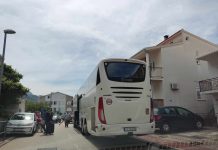 FOTO KRITIKA Na Zelenki u Makarskoj proradio ilegalni autobusni kolodvor!