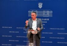 Stipo Mlinarić Ćipe danas na druženju s građanima Makarske