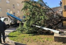 ORKANSKA BURA Grad Sinj poziva građane da večeras ostanu u kućama, odgođena sva događanja na Adventu