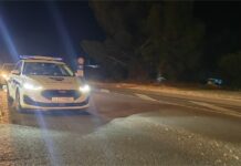 FOTO KRITIKA Zbog policijskog vozila, vozači u Makarskoj nisu mogli sigurno do magistrale