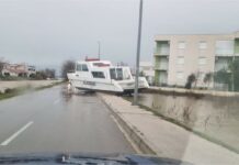 FOTO VIJEST Olujno nevrijeme izbacilo brod na cestu u Ninu!