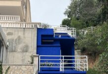 FOTO Vlasnik kuće u Brelima pretjerao s plavom bojom