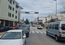 PAUNOVIĆEVO DVOSMJERJE Potpuni prometni kolaps u Makarskoj – čekanja dulja od sat vremena!