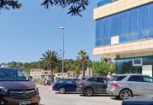 Seljandija na makarskoj rivi: Skinuo staklo i “uglavio” klimu!