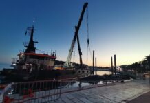 VIDEO/FOTO Počela akcija izvlačenja olupine jahte iz makarske luke