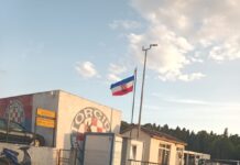 FOTO/VIDEO Pogledajte kako je neznani “junak” istaknuo zastavu u Makarskoj