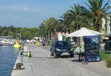 FOTO Otac predsjednice Gradskog vijeća Grada Makarske nasred rive besplatno oprao auto!