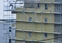 FOTO KRITIKA Iznajmljivači u Makarskoj se žale na buku građevinara i najavljuju tužbe!