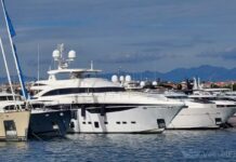 FOTO/VIDEO Sa jahte “Mirage IV” sinoć ispuštene fekalije u makarskoj luci