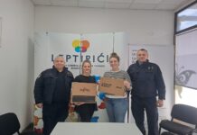 Postaja granične policije Metković poklonila po dva prijenosna računala udrugama “Leptirići” i “Prijatelji”