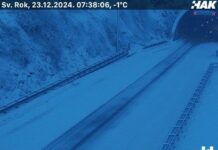 Snijeg zatrpao Liku, olujni vjetar dodatno otežava promet