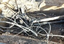 Kakva sramota u Makarskoj: Iz asfalta već pet mjeseci vire žice, teren obišao i Paunović