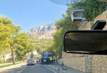 Kroz Tučepi se vozi usporeno – autobus udario u stup