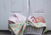 Žena se na Korčuli sama porodila i ostavila novorođenče ispred tuđih vrata