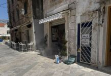 VIDEO KRITIKA Subotom prijepodne turiste u Makarskoj “zabavlja” štemanjem kamena!