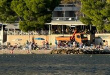 FOTO KRITIKA Nova atrakcija na makarskim plažama: prašnjavi kamioni i miris nafte!