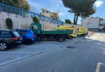 Što već tri dana radi kamion Makarskog komunalca ispred Doma zdravlja?