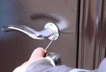 Uhićen 58-godišnjak jer je susjedima u Makarskoj trpao ljepilo u bravu, slao poruke…