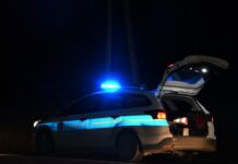 Mladić na električnom skuteru u Makarskoj bježao policiji i razbio im dva automobila!