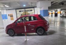 Netko uporno “fićom” blokira ulaz u makarski Spot Mall!